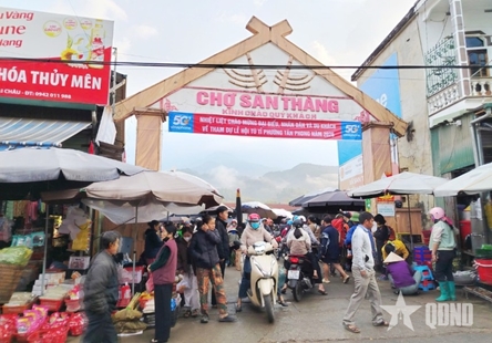 Beauty of highland market in San Thang